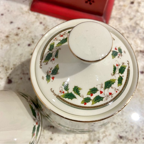 Royal Limited Holly Holiday Creamer & Lidded Sugar Bowl Vintage Set - Picture 9 of 10